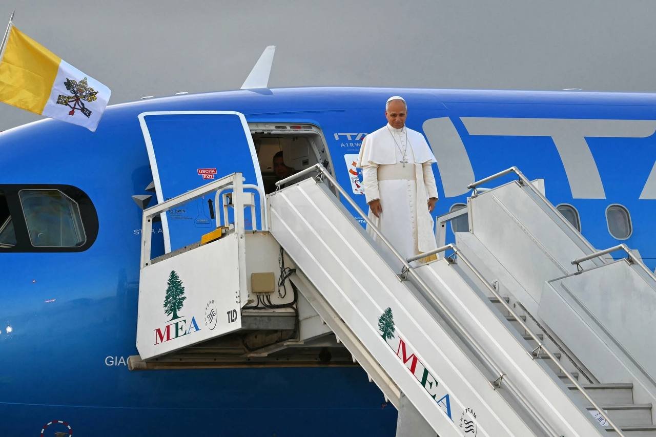 البابا ليو الرابع عشر يصل إلى بيروت في زيارة رسمية تستمر يومين.