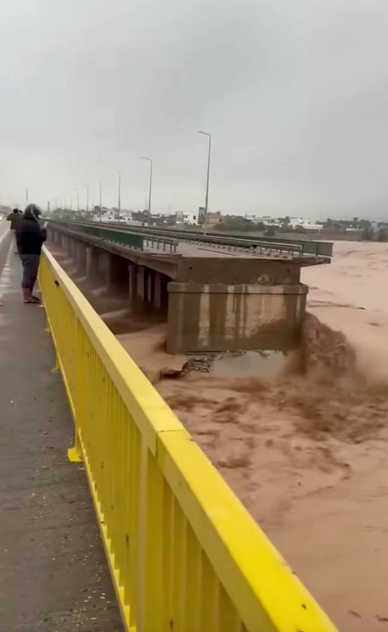 السيول الجارفة تُخرج جسر طوزخورماتو الجنوبي من الخدمة بعد تسببها بانهيار احد مساراته ، ليتحول المسار الأخر الى طريق ذهاب واياب لكافة المركبات