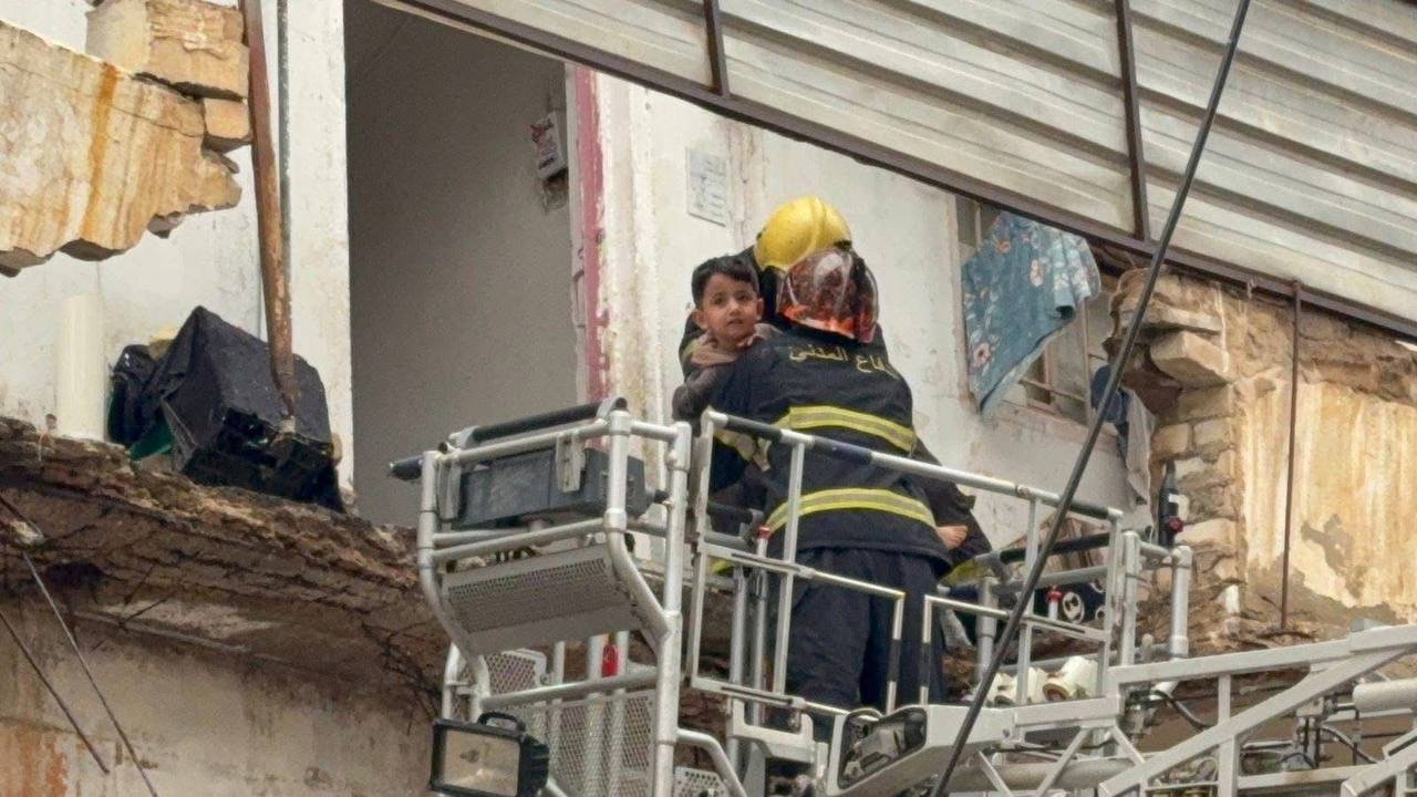 الدفاع المدني في كربلاء ينقذ عوائل بعد انهيار جزئي لشقق سكنية بسبب الأمطار
