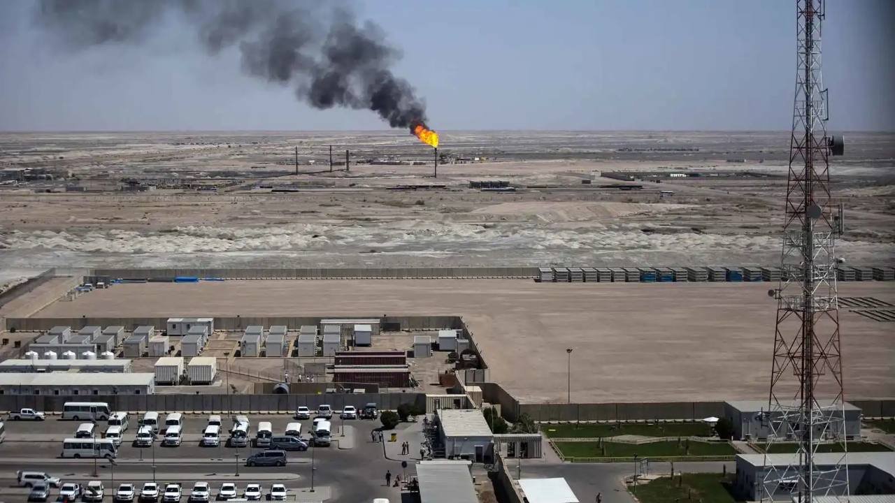 وزارة الدفاع: سقوط طائرة مسيّرة داخل حقل مجنون النفطي بقضاء الدير في محافظة البصرة، دون أن تنفجر أو تُسفر عن أضرار أو إصابات.