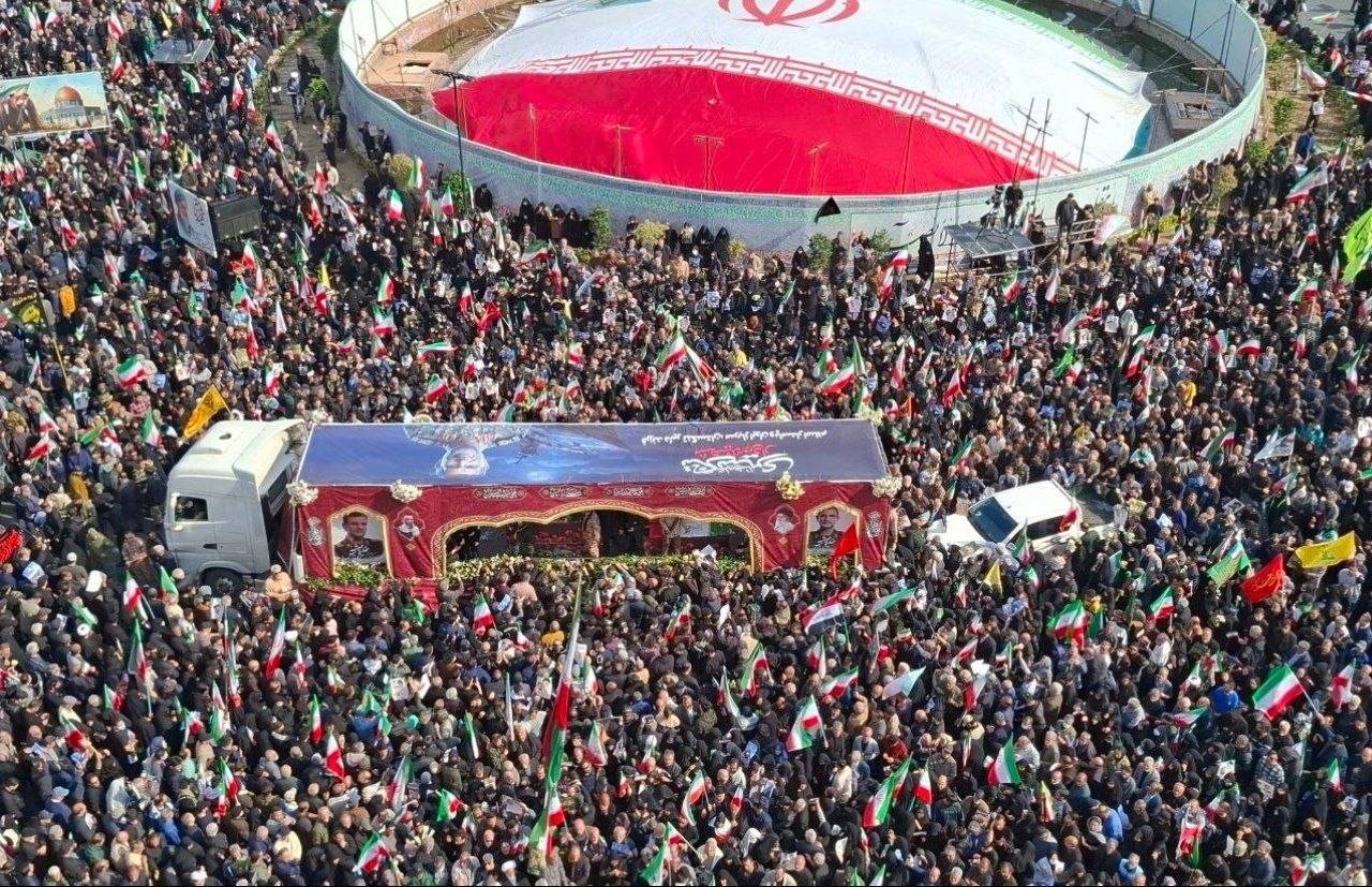تشييع قائد القوة البحرية في الحرس الثوري علي رضا تنكسيري وسط حظور كبير في ايران