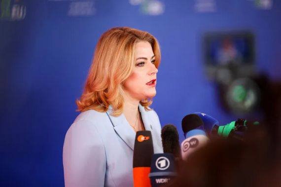 بعد استقالة وزير دفاعها