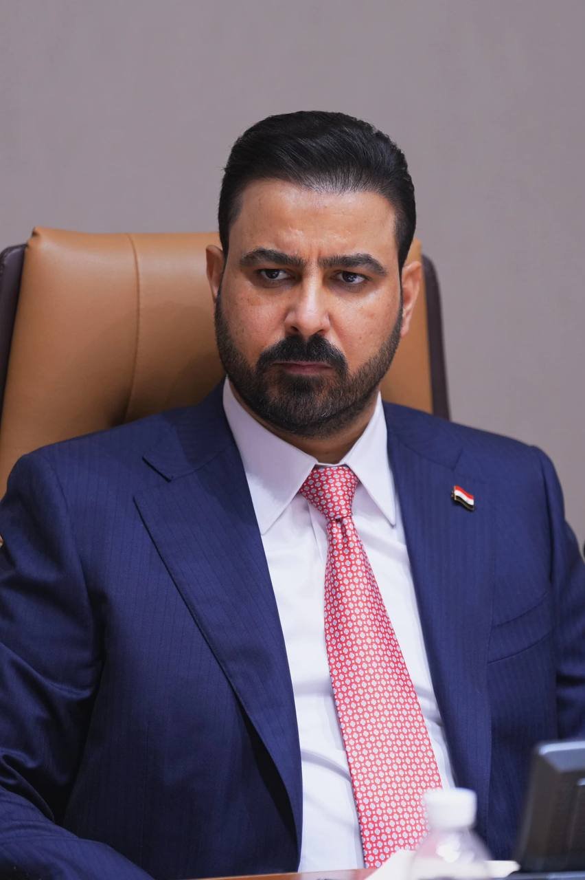 رئيس الوزراء علي الزيدي عقمنا بعدم وضع صور رئيس الوزراء والوزراء في جميع الدوائر والمؤسسات، ونريد من المواطنين رؤية أعمالنا لا صورنا.