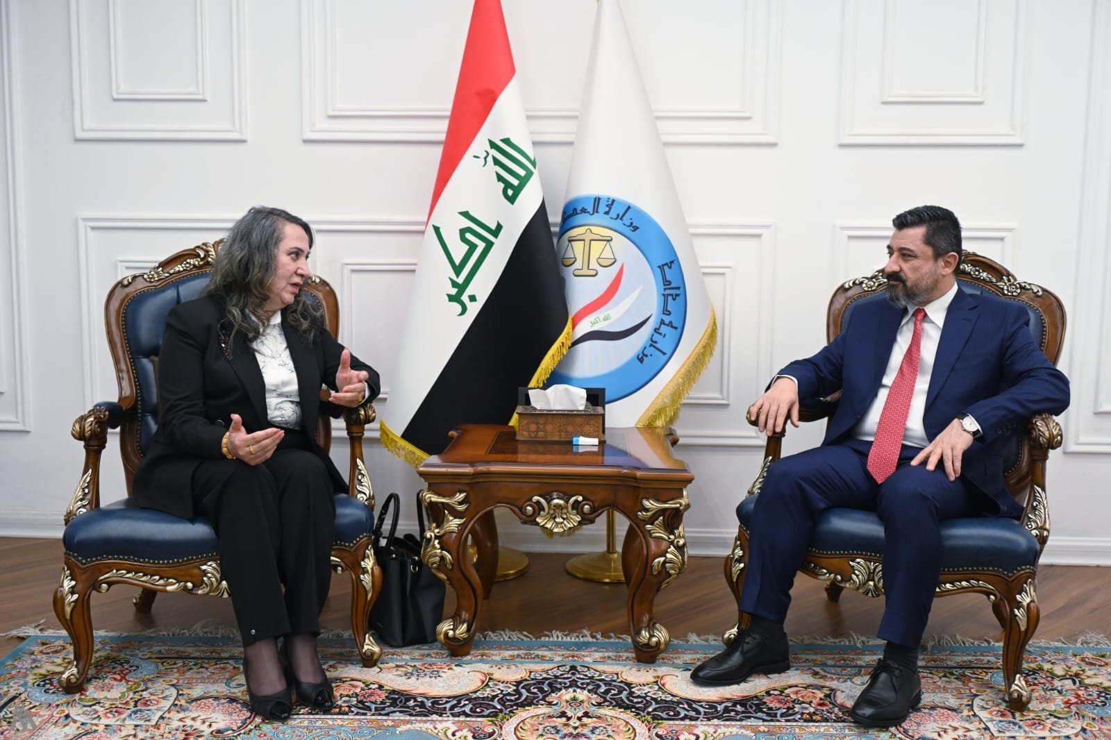 وزير العدل يؤكد دعم الجهود الوطنية للكشف عن مصير ضحايا المقابر الجماعية